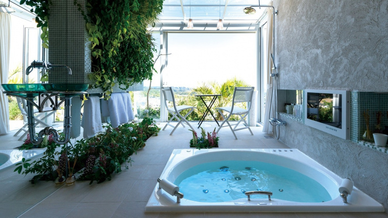 自然と一体になったような感覚を味わえる大パノラマからの展望で、非日常を楽しむ極上バス≫